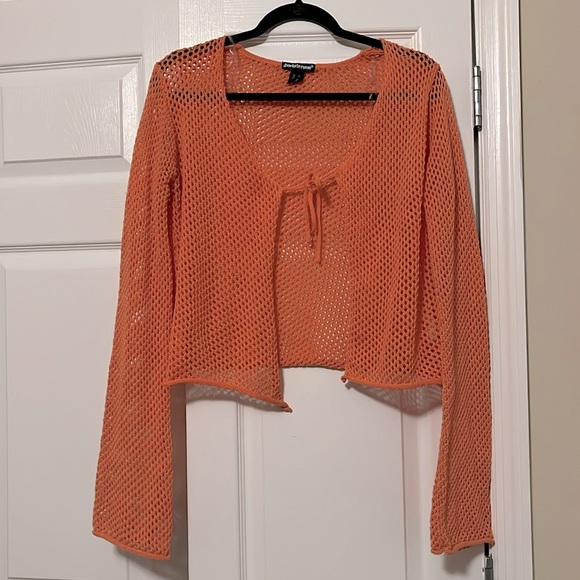Charlotte Russe Cropped Bell Sleeve Throw-Over - Picture 3 of 3